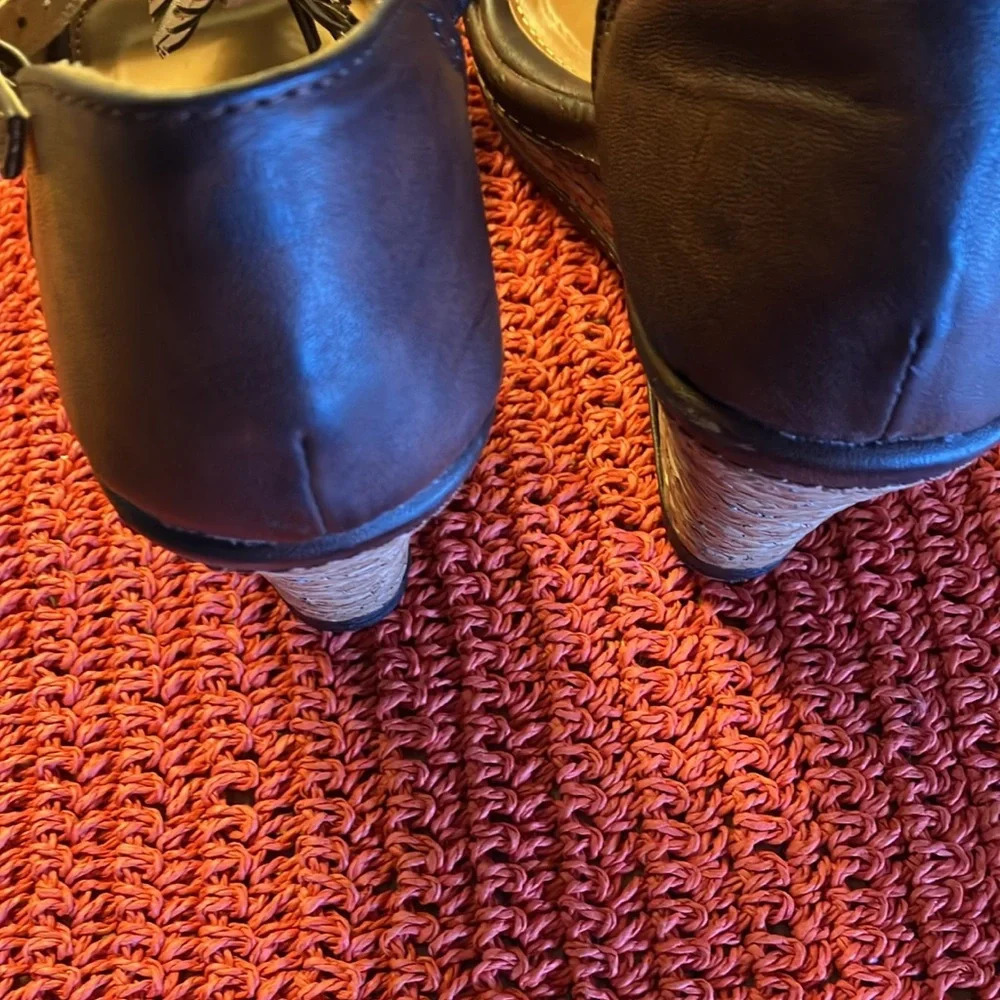 Olive Street Brown Feather Wedge Sandles.4” Heel. Sz 7 Preowned Excellent Shape — image 3 of 8